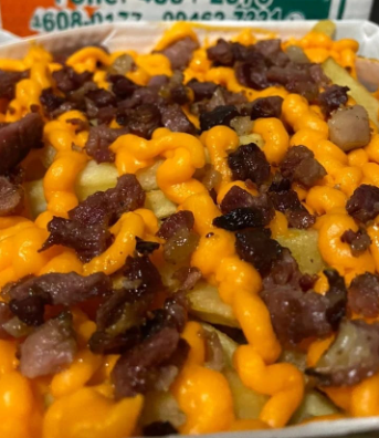 Batata frita com cheddar e bacon.